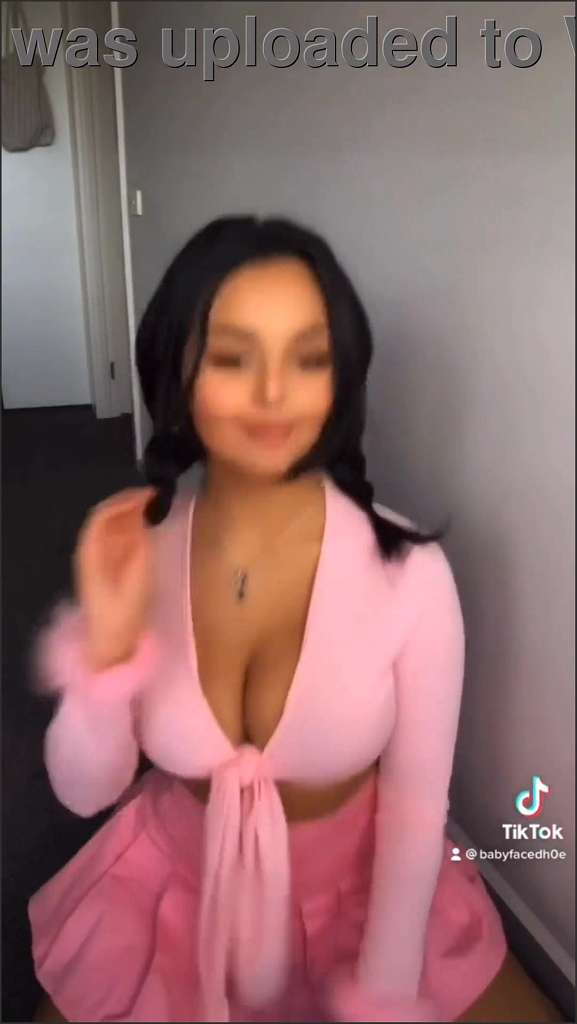 Seine sexy junge Freundin auf TikTok
