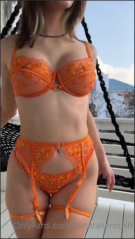 Natalie Roush zeigt ihre großen Brüste